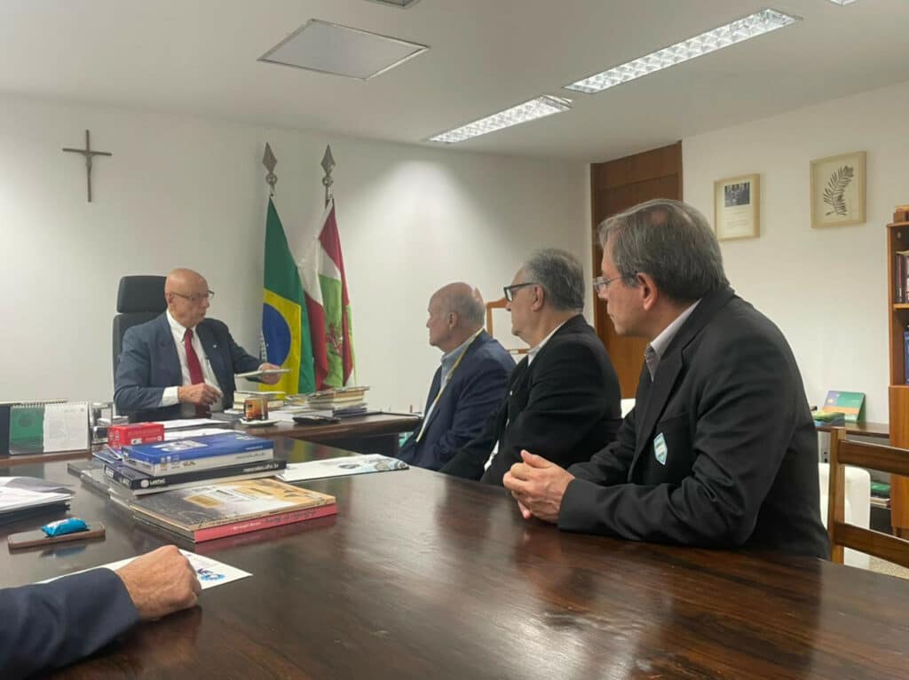 Dirigentes da FNE em reunião com o senador Espiridião Amin (PP-SC) sobre reforma tributária. Foto: Paula Bortolini/Agosto 2023